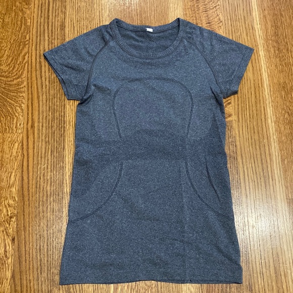 lululemon athletica Tops - EUC Lululemon Gray SS swiftly shirt 6